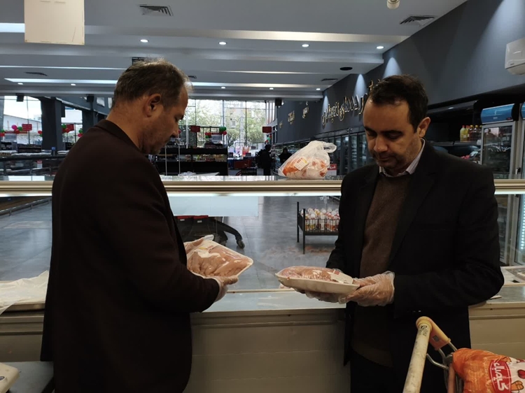 نظارت میدانی رئیس دامپزشکی ساری بر بهداشت گوشت و مرغ فروشگاه‌های زنجیره‌ای