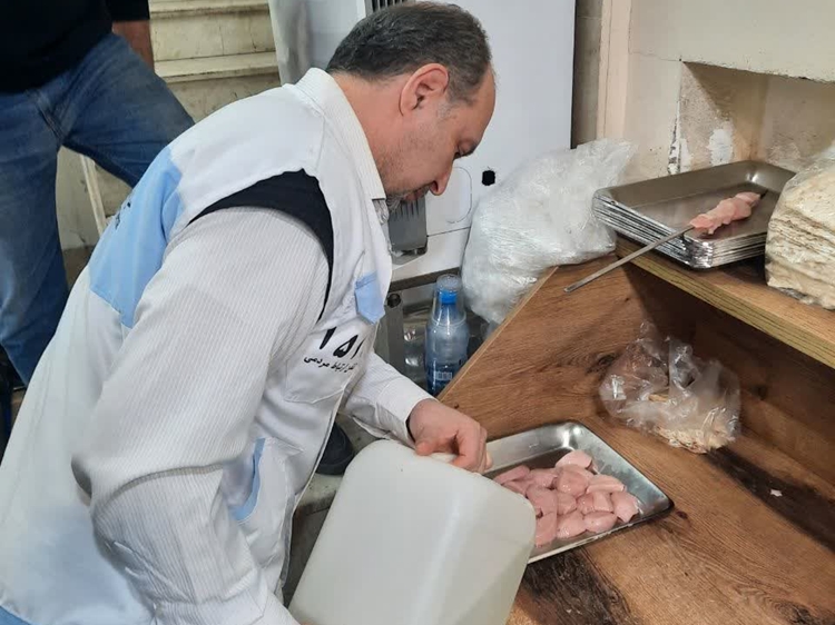 بازدید شبانه‌ی بهداشتی از کبابی‌های بابلسر؛ کشف و معدوم‌سازی اجزای حرام گوسفندی