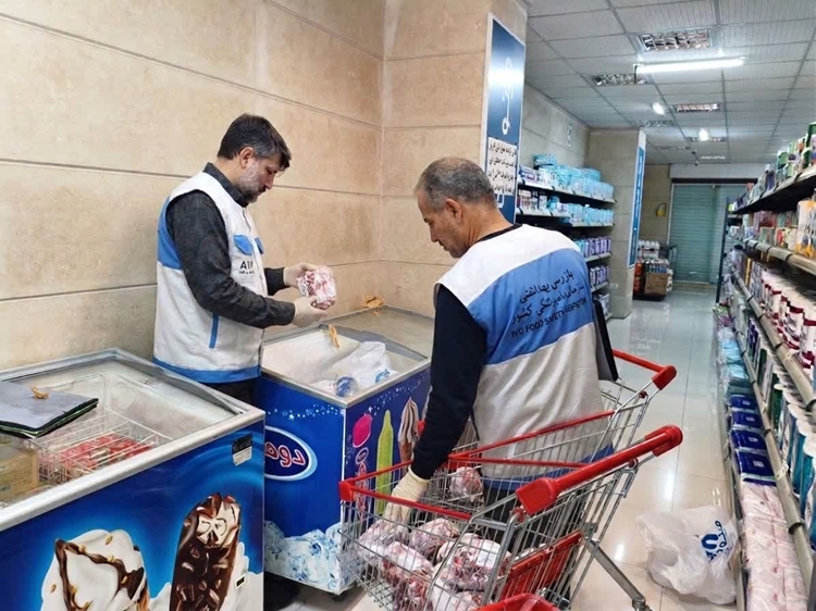 ضبط ۳۳۸ کیلوگرم گوشت منجمد غیربهداشتی در بازرسی از فروشگاه‌های زنجیره‌ای ساری