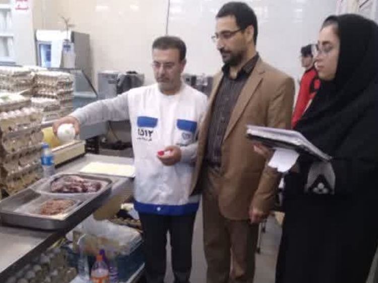 اقدام مشترک نماینده دادستان و دامپزشکی بهشهر در واحدهای زنجیره‌ای فاقد پروانه بهداشتی