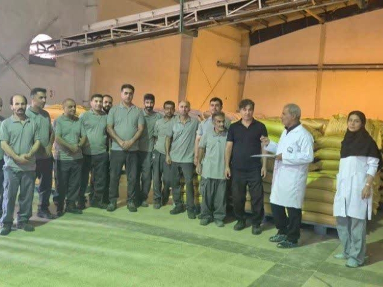 آموزش بهداشت فردی به کارکنان کارخانه خوراک دام و طیور آمل 